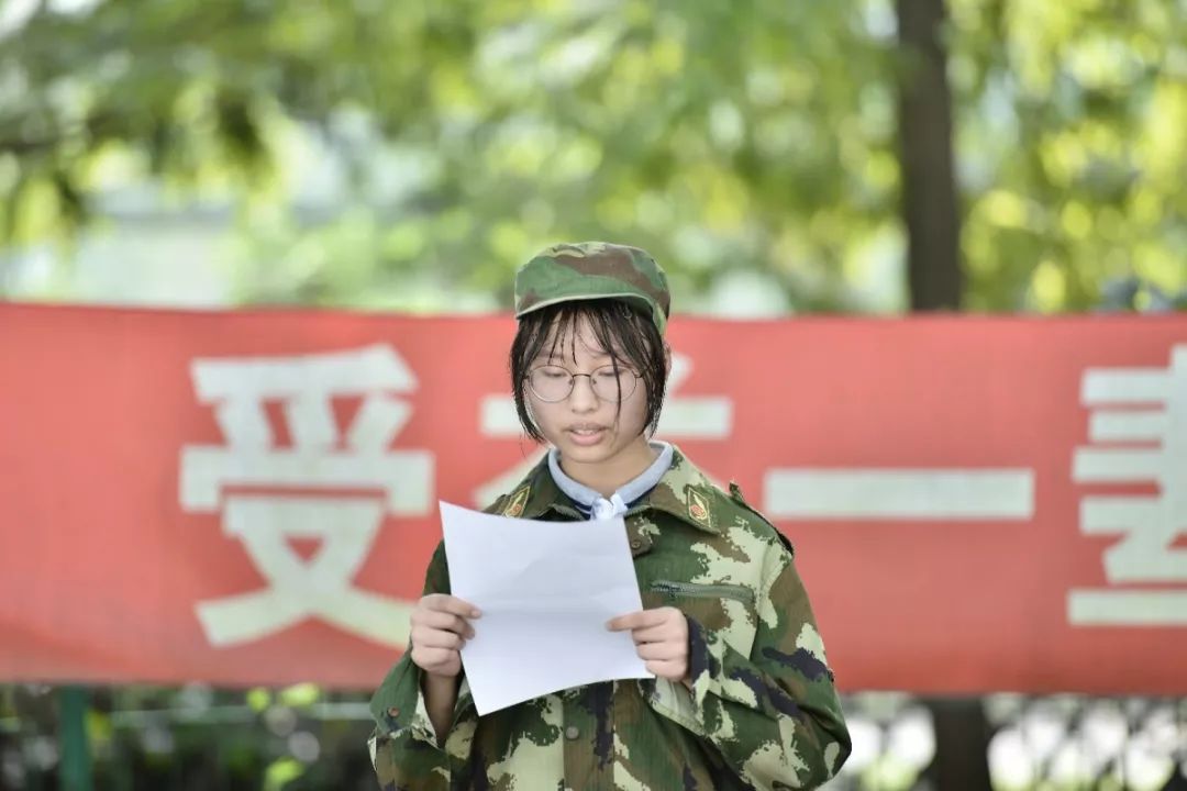 17排学生陈雨洁在排里宣读军训条例午餐进行时1午餐进行时2午餐进行时