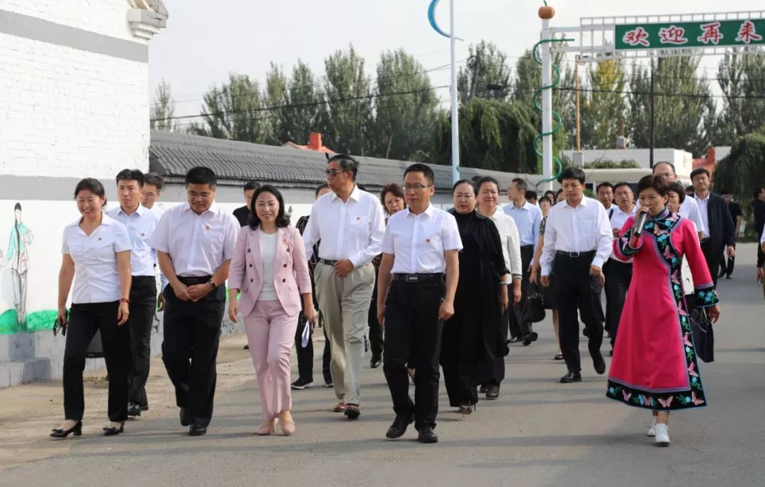 会议期间,全体与会人员在旗委副书记,自治区派驻阿荣旗脱贫攻坚总队
