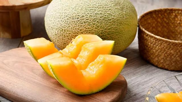 哈密瓜怎么切方便手拿 bd518b7e3e6242e7b998cdc48ddff85b.jpeg
