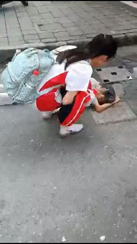 3名小女生遇上摔倒的老奶奶,这