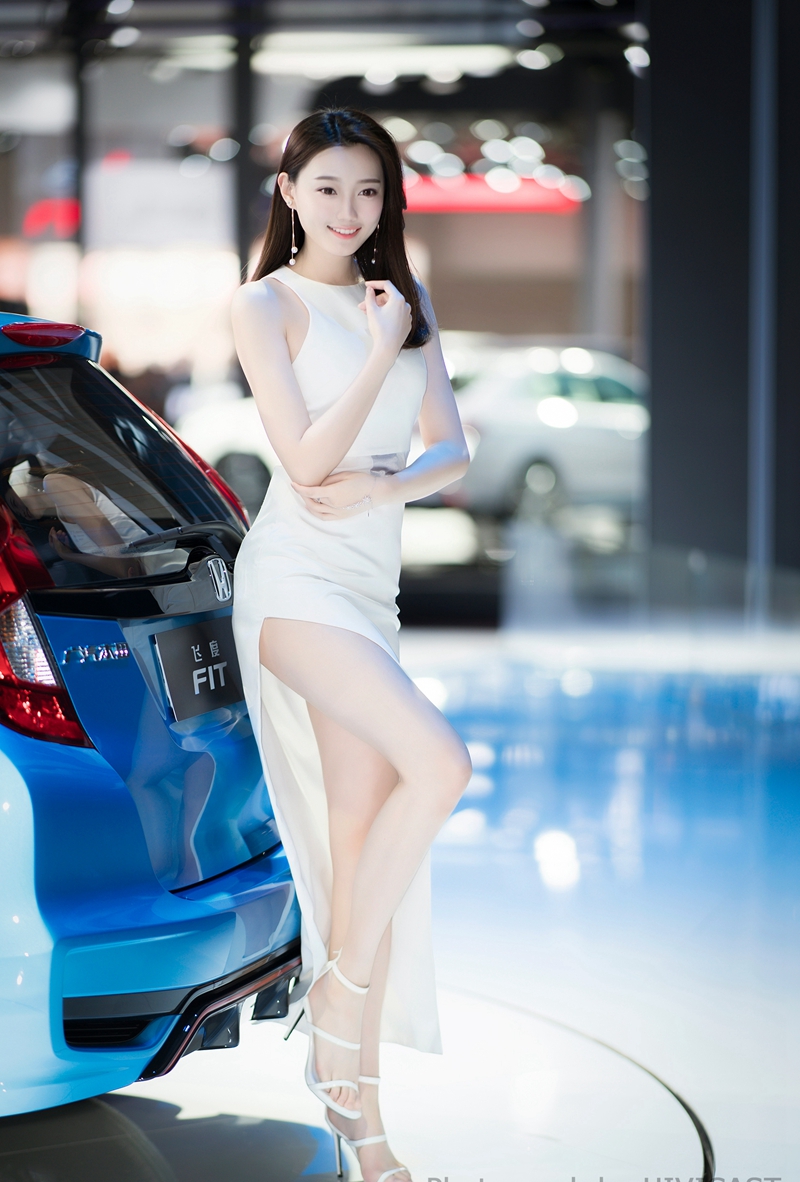网红当车模不是新鲜事了,最近很火的网红刘诗琪就出现在了车展现场