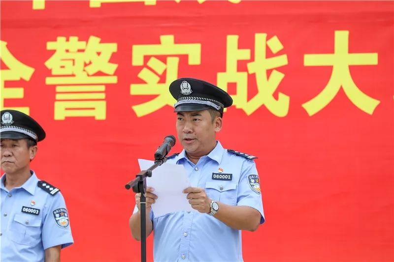 陵水县委常委,公安局局长陈俊华作动员讲话.