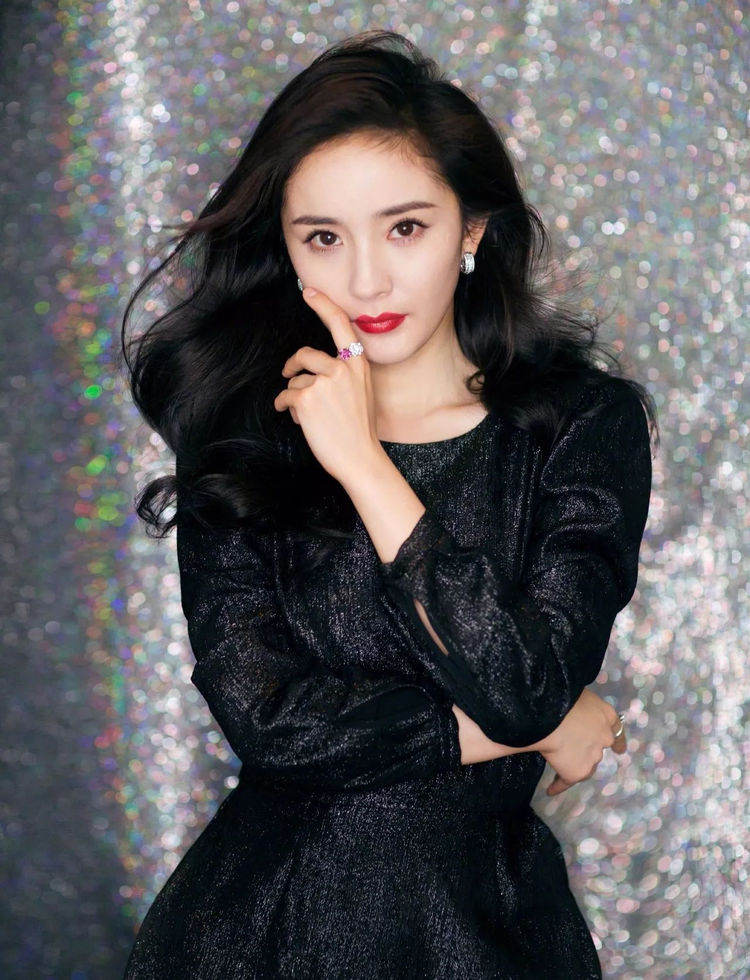 杨幂参加时尚活动,气场全开,完美演绎女神气质