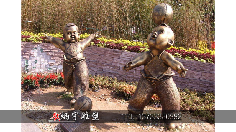 小孩雕塑勾起了儿时无限的回忆