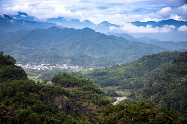 亚洲第一巨石高200米，就在中国福建，一块石头就是一座山