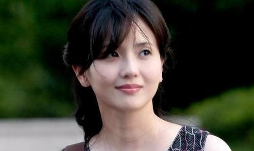 为亡夫守寡10年,与女儿相依为命,今52岁让人羡慕