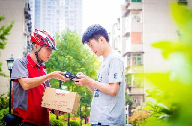 两大快递巨头走到尽头，一个沦落到拍卖运输车