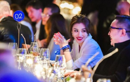 心疼！刘翔前妻深夜K歌买醉，独坐街头尽显落寞