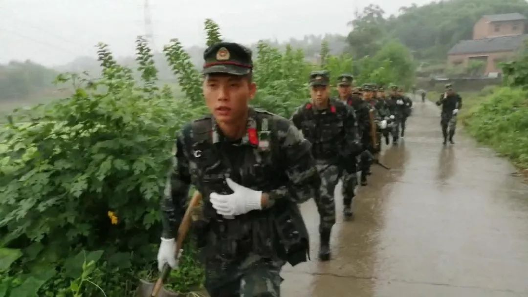 四川内江54级地震武警官兵全力排险救援