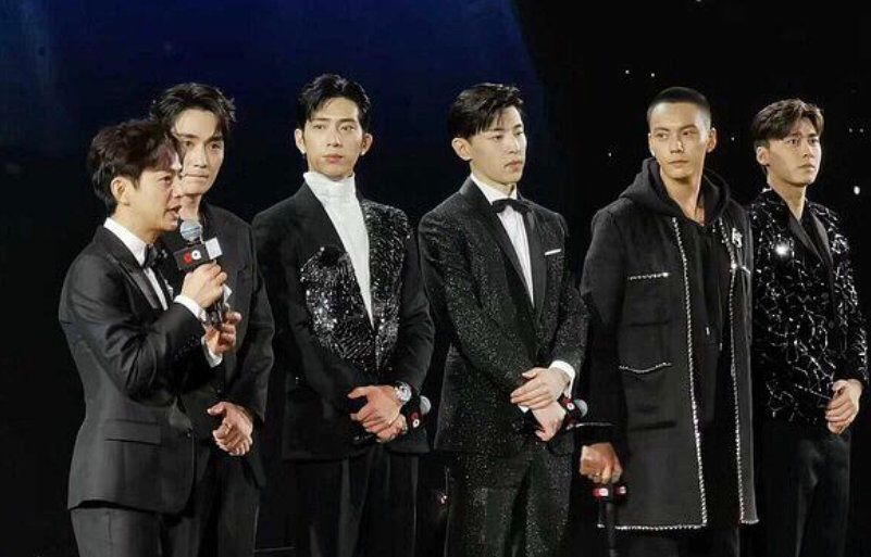 五位当红男星同框,站位成亮点,黑邓伦身高的可以歇歇了