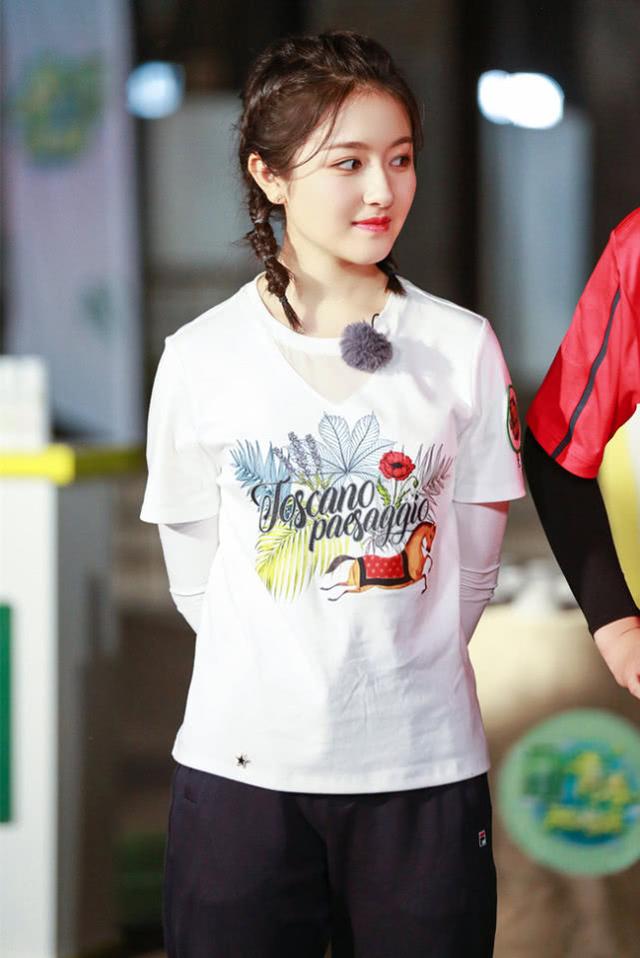 28岁吴谨言和19岁李兰迪撞衫,大9岁的意外更有少女感,服