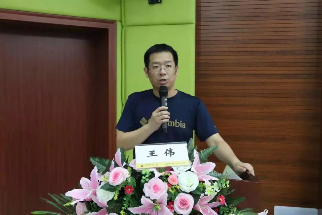 活动伊始,杭州市丁荷小学教学处副主任王伟老师介绍了学校教师队伍