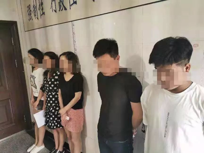 潜江警方突袭24名男女被抓涉及麻纺厂杨市等地现场不堪入目