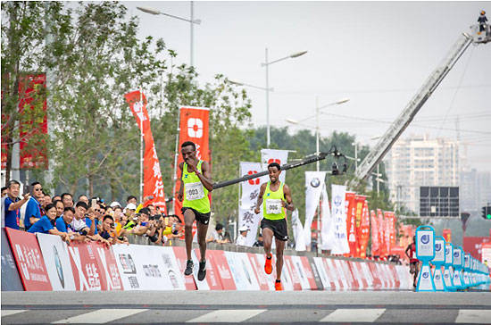 2019沈阳马拉松激情起跑 2万跑友驰骋浑河两岸