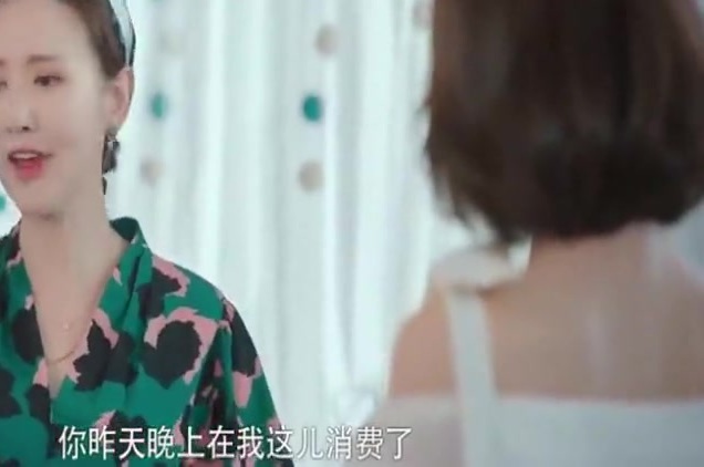 外星女子穿越到现代,酒吧豪气消费28万,被老板娘哭着不让她出门
