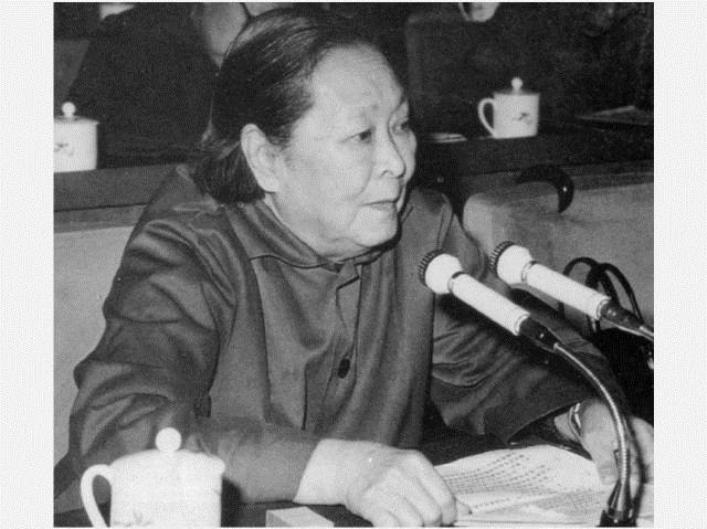 这位黄埔女生曾是"延安四美"之一,丈夫是国防部长,儿子是将军