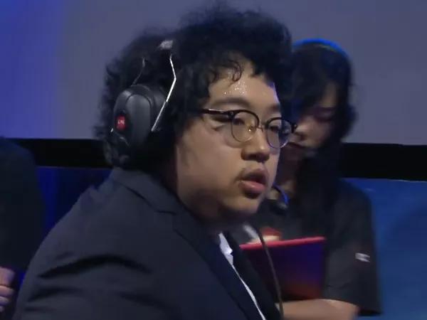 RNG教练牛排有多想赢?导播拍到细节图:满头大