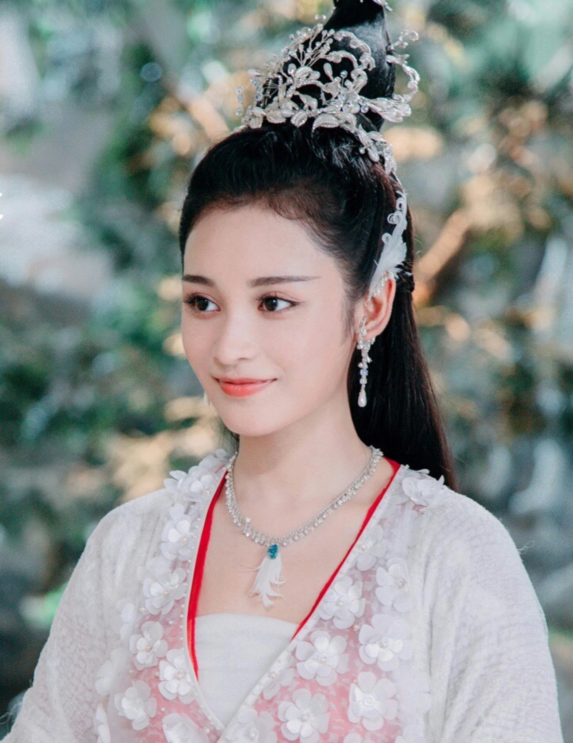 这位女星五官精致而又深邃,不是少数民族却很