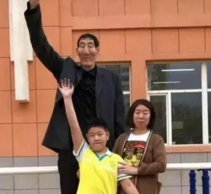                     中国第一巨人不听医生劝阻，生下一子，孩子如今怎么样？