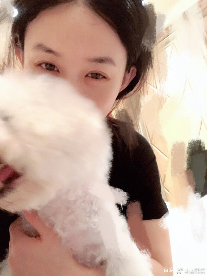 赵丽颖产后首晒自拍称hold不住你还以为她说