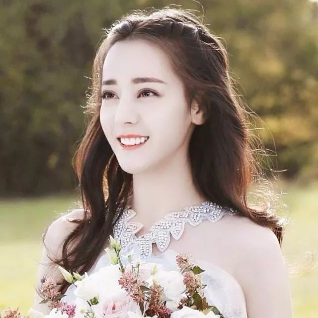 李沁婚纱照片_李沁蓝色婚纱(2)