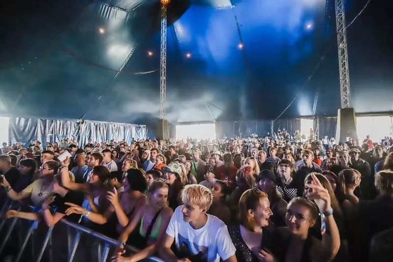 旅行团乐队与优酸乳果果昔奔赴英国雷丁利兹音乐节,轰趴从不局限国界