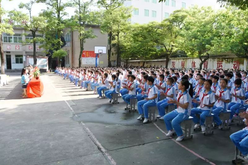 二oo四年,二oo七年,二oo九年原管陇小学,东前溪小学,潜溪小学相继并入