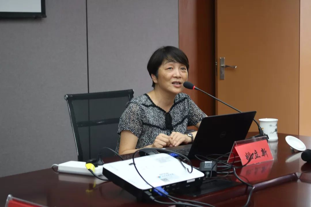 有幸请来了杭州市心理健康教育指导中心专家姚立新为我校教师进行培训