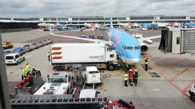 阿姆斯特丹机场餐车撞上波音！飞机停飞检修，事发时司机身体不适
