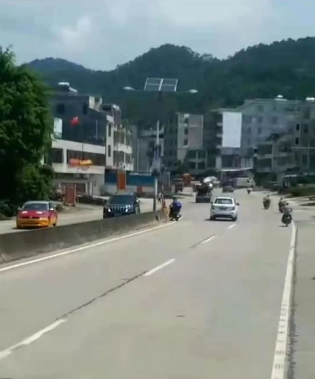 信宜池洞路段教练车与摩托车碰撞?一男子睡在路上.
