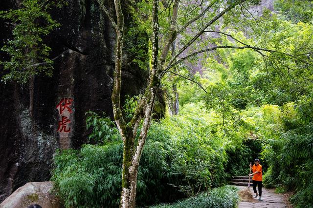 亚洲第一巨石高200米，就在中国福建，一块石头就是一座山