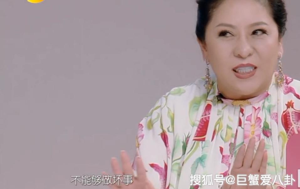 向太曾警告向华强如果带女伴吃饭就离婚,管不