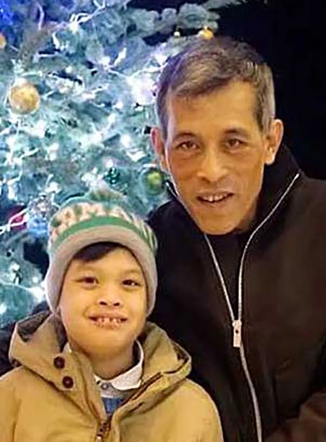 泰国小王子就是扶不起的阿斗，不向国王父亲行礼，竟傻傻楞在原地