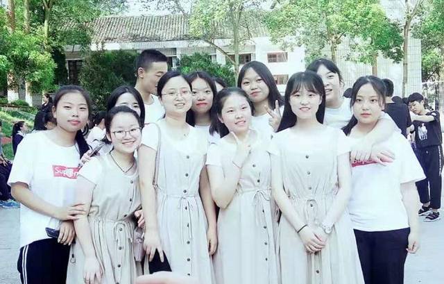 南部建兴中学这位老师太美了