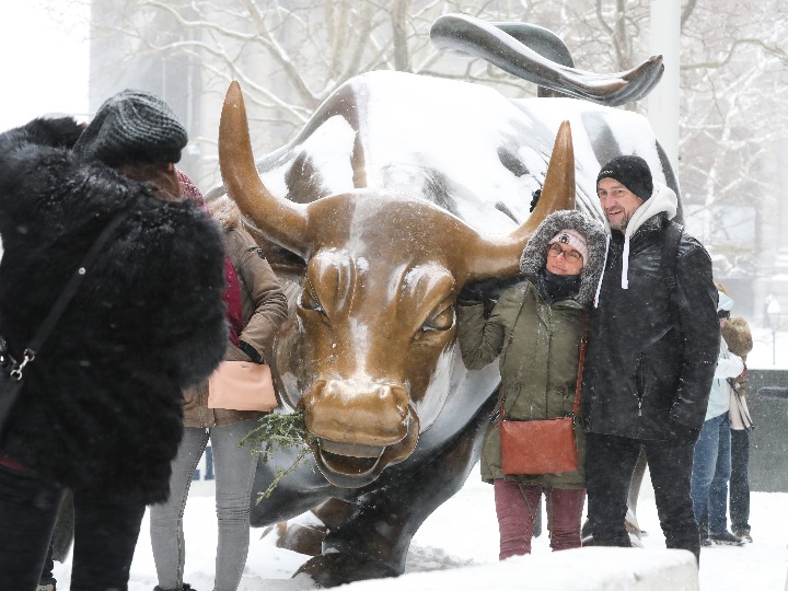 美国金融市场“吉祥物”华尔街铜牛遭人为损毁