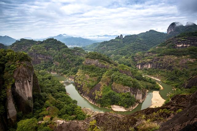 亚洲第一巨石高200米，就在中国福建，一块石头就是一座山