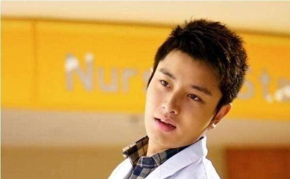 杜江阳光帅气,靳东稳重而温暖,明星版的医生阵
