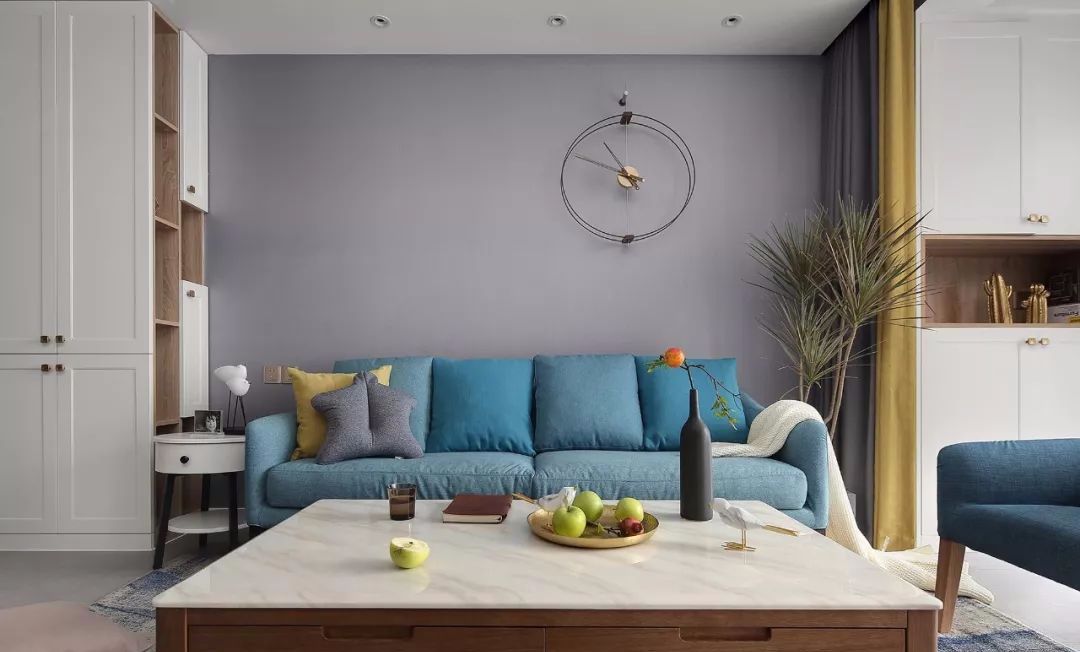 浅灰色的地砖搭配灰色系的墙面,搭配蓝色布艺沙发与石面木质茶几