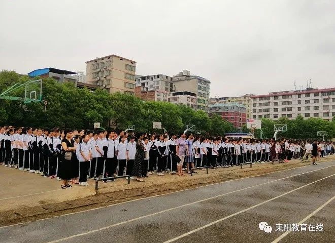 [标题新闻]9月3日上午,蔡子池中学在操场举行2019年秋季开学典礼,近