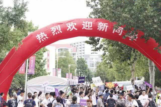 原创清华大学挂出的横幅，为何令人有一丝不安？网友：迈不过去的坎