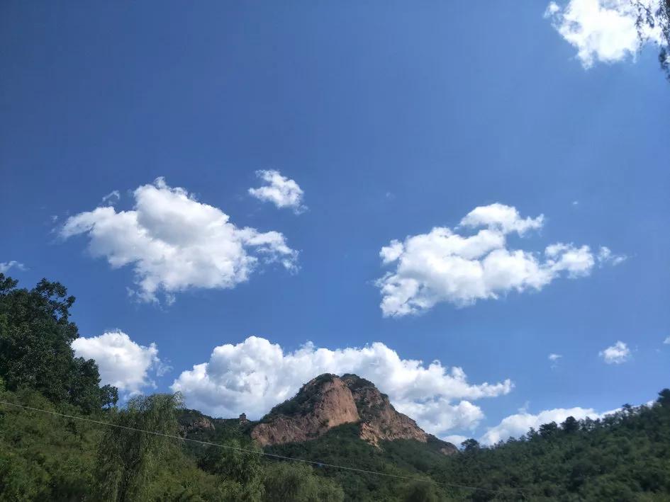 山里的空气真是新鲜啊,蓝天白云,绿树青山!非常的开阔!