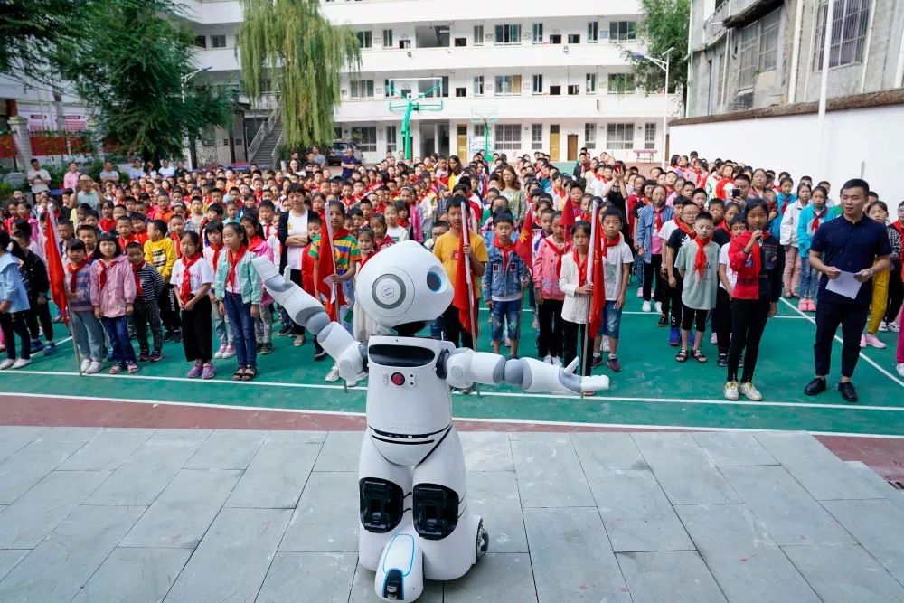 9月2日,在重庆市城口县蓼子乡第一中心小学开学典礼上,智能机器人优友