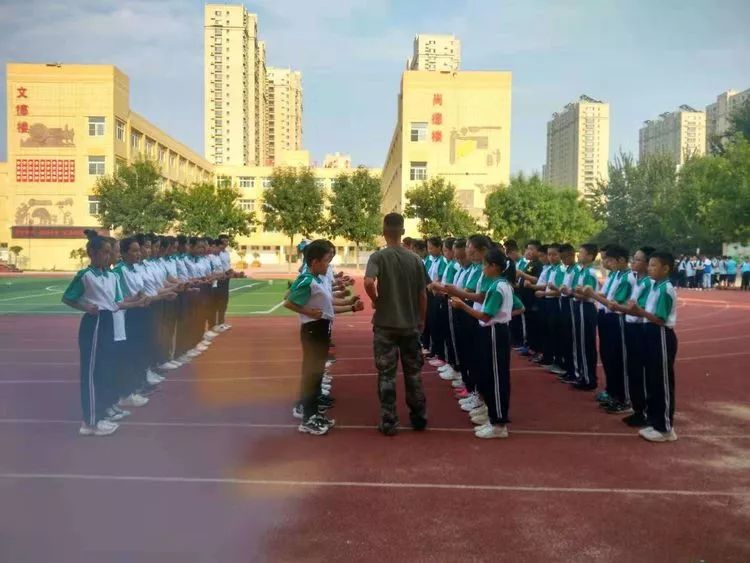 聊城二中附属东苑中学隆重举行开学典礼暨军训汇演