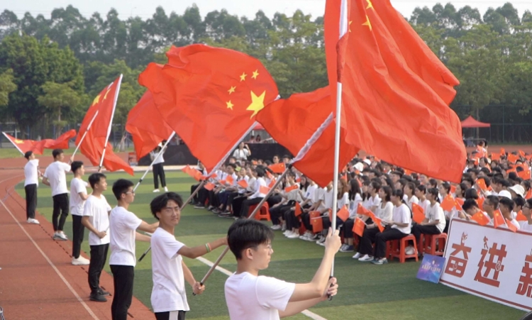 广州大学举办“学年礼”:万人挥舞国旗齐唱《我和我的祖国》