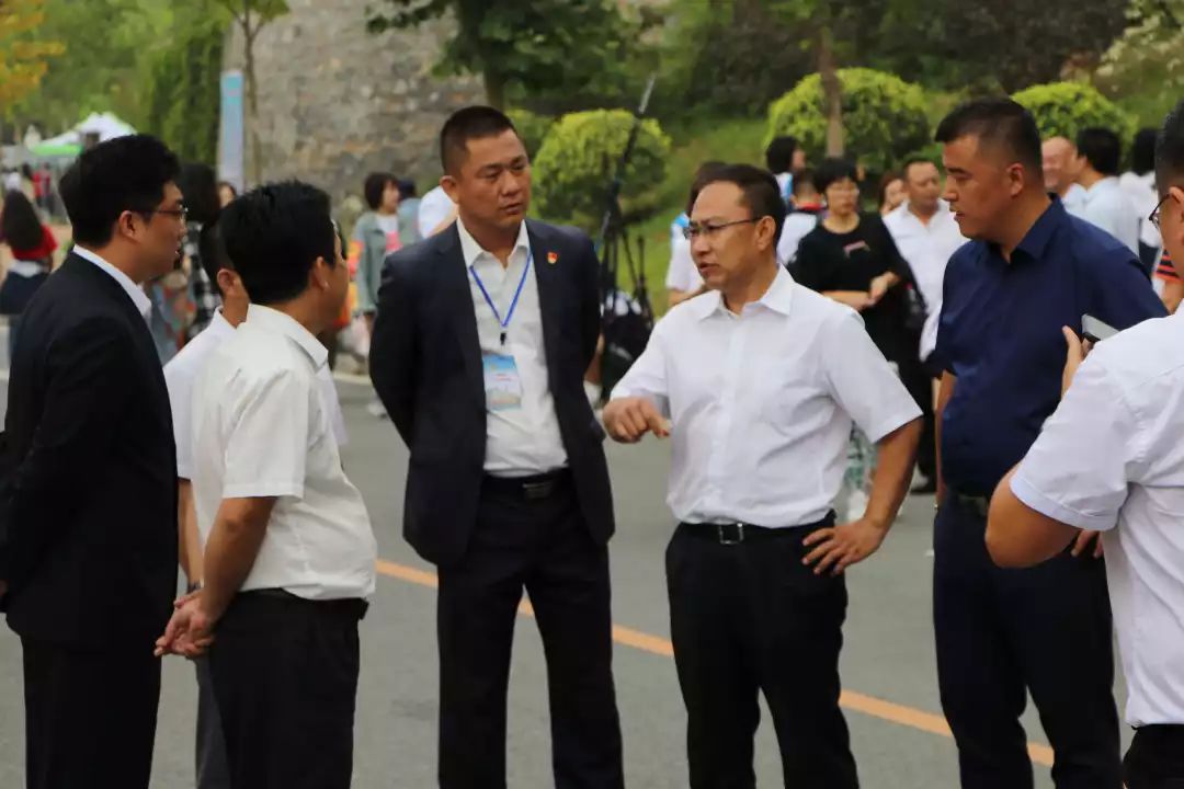 辽宁师范大学校长李雪铭,副校长丛茂国等校领导来到新生接待处进行