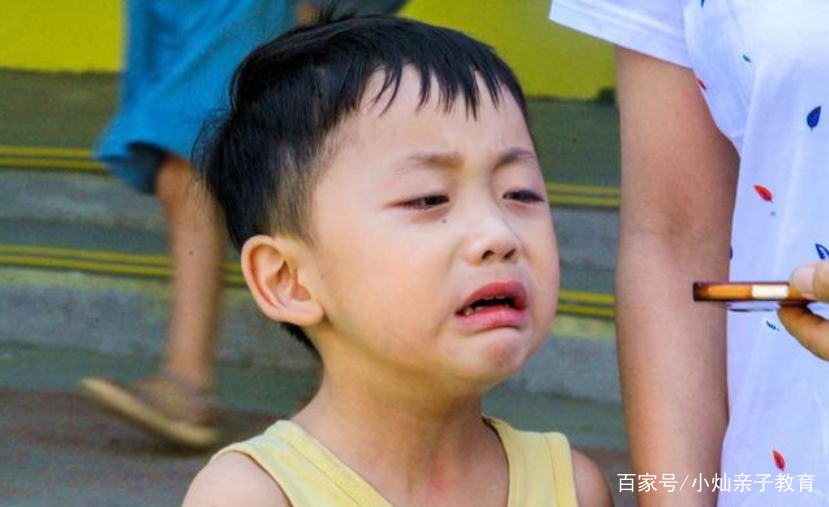 “你哭什么想干什么你说话呀!”心理学家:孩子不说话就对了