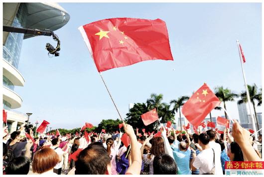 香港市民到金紫荆广场参加升国旗仪式