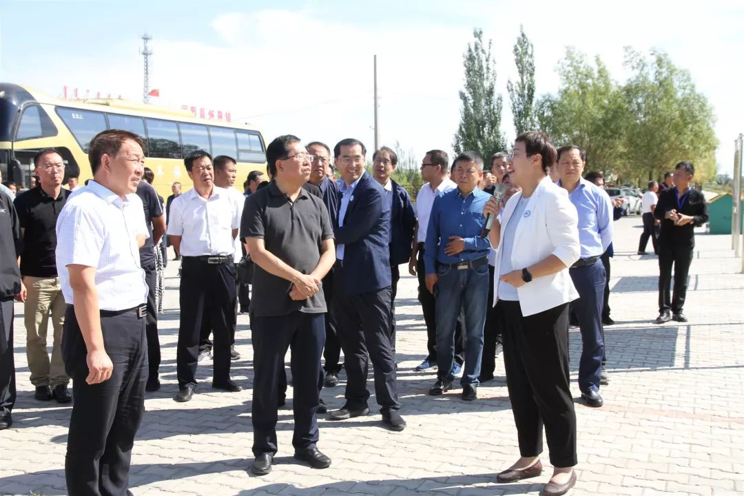 固阳县怀朔镇怀朔新村——————2在怀朔镇兴圣公村,参观团一行