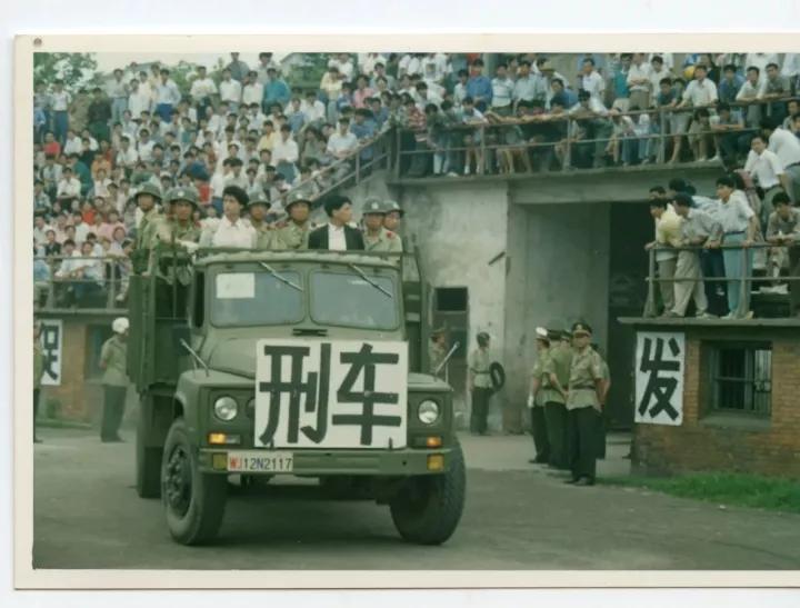 1983年的"严打"早已成为烟尘往事,但在人们心中留下了深刻印象.