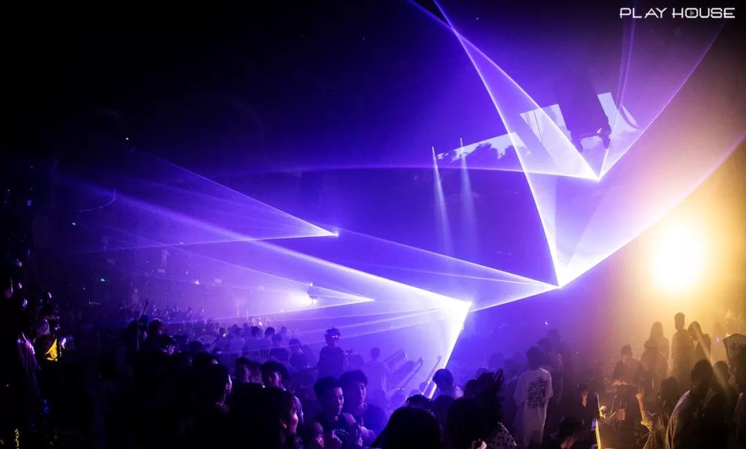 说到hardstyle,想到的第一标签就是"硬汉",但jay reeve却有着一张